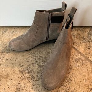 MICHELLE D Nancy taupe tan Suede ankle boots 8.5M 8.5